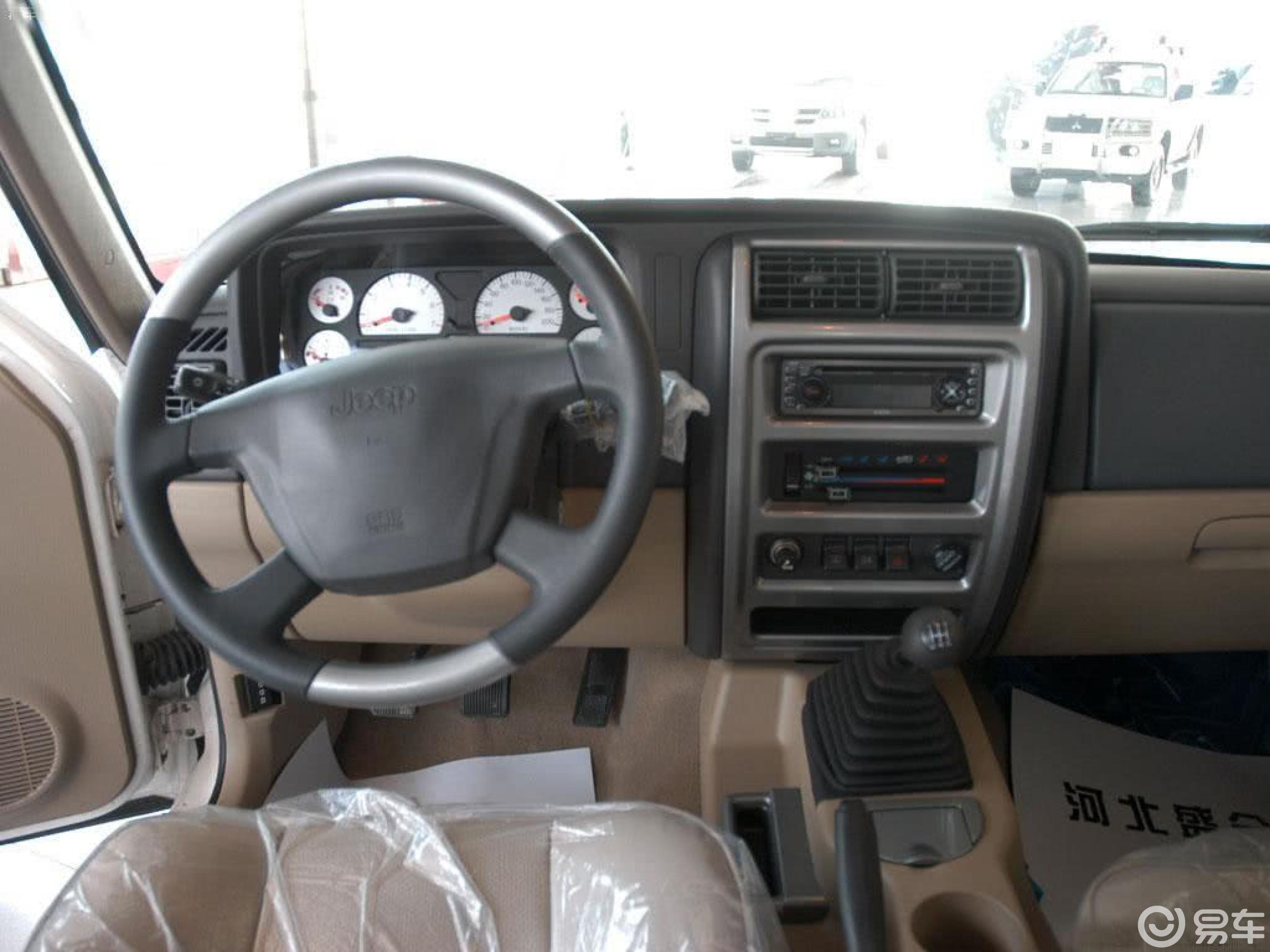 【jeep25002004款2500 2.5l两驱内饰全景正拍汽车图片