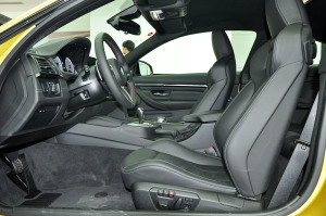 宝马M4前排空间