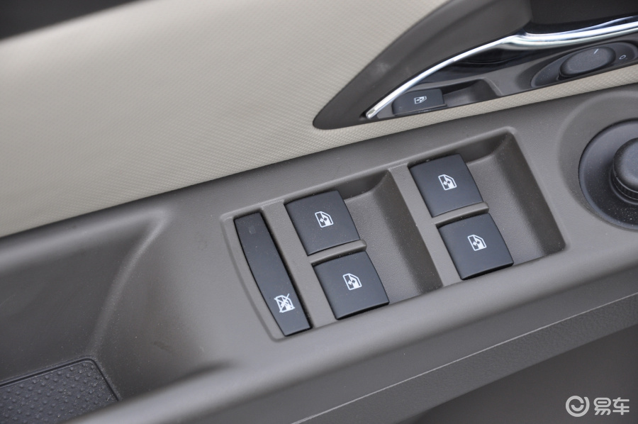 兹2015款1.5L SE AT 经典版车窗升降键汽车图