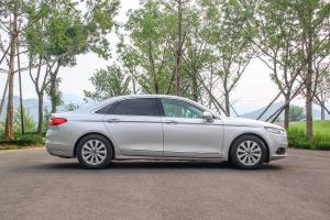 福特金牛座正侧（车头向右）