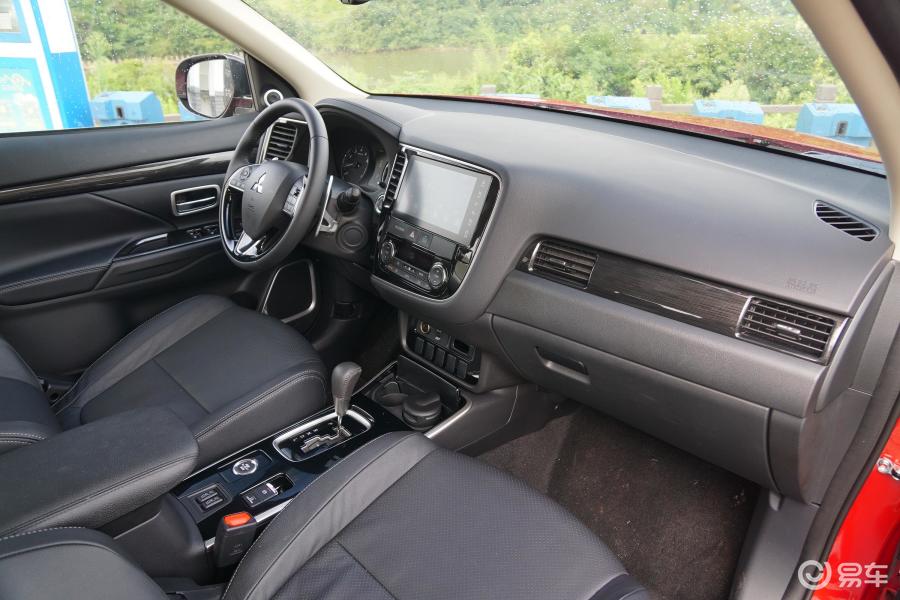 【欧蓝德2018款2.4L CVT 四驱尊贵版 7座内饰