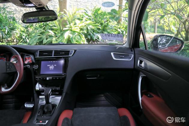 内饰 副驾驶位区域