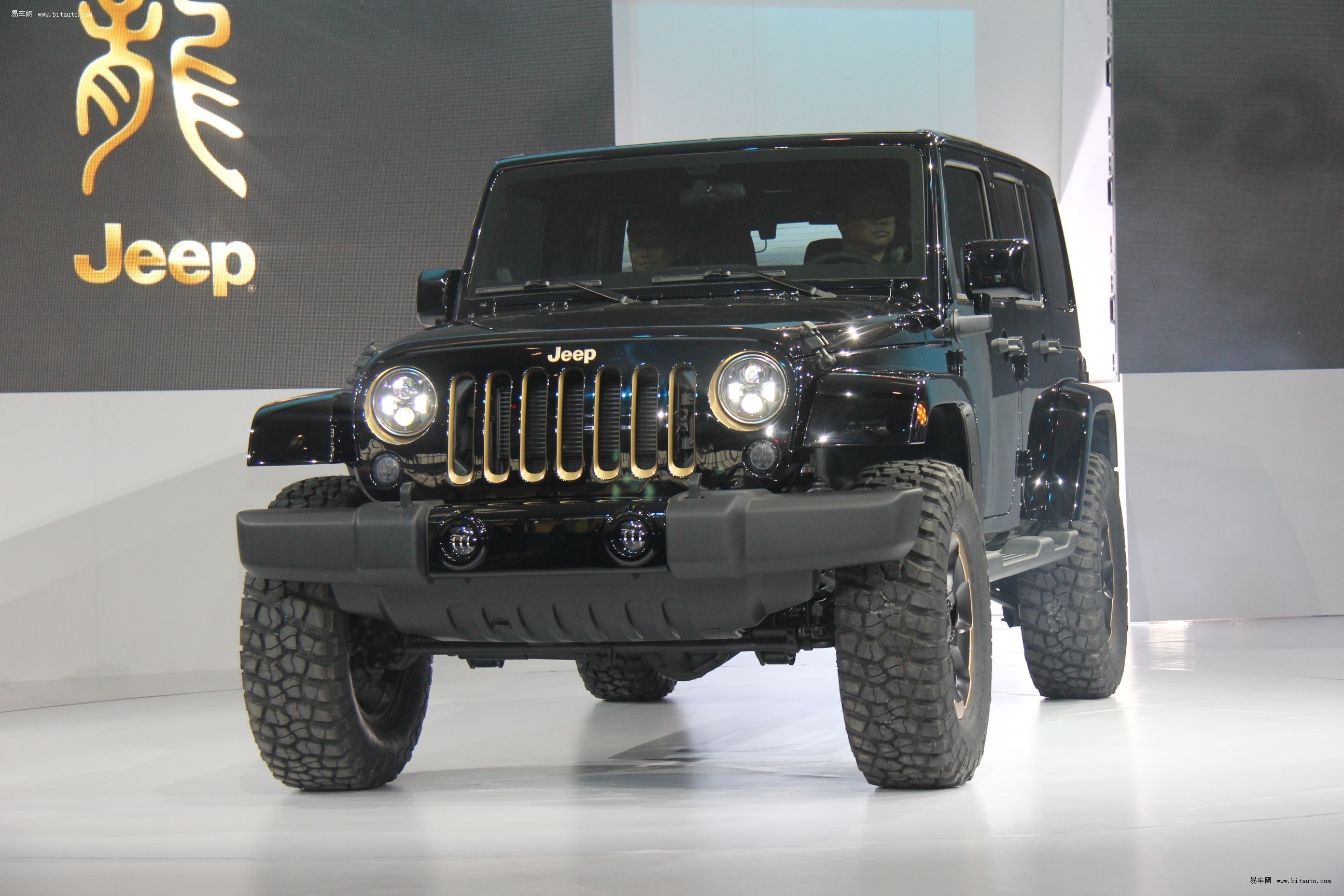 概念车,龙图腾概念车也展现了Jeep?品牌在中国重回主流的信心和决心。 据介绍,Jeep?品牌无论在全球还是在中国的销量都强势增长:2011年度,Jeep?品牌在中国的销量同比增长了81%,全球销量同比增长了44%,Jeep品牌成为了克莱斯勒集团除北美市场外的销售冠军。而今年第一季度,Jeep?