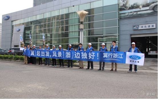 翼虎官方售价(万元): 1.6GTDiAT两驱舒适型19.382.0GTDiAT四驱精英型25.28 1.6GTDiAT两驱风尚型21.782.0GTDiAT四驱运动型26.28 1.6GTDiAT四驱精英型23.982.0GTDiAT四驱尊贵型27.58 翼虎的车身尺寸在同级别SUV车型中具体有一定的优势,其长、宽、高分别为4523/1839/1684mm,轴距达到了2690mm。在和途观、CR-V的对比中,关乎舒适性的轴距、宽度都很出众。设计上翼虎是基于福特C1平台开发而来,采用全新福特家族式设计的