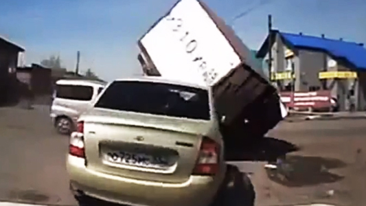 【视频】保时捷撞车 扬言不知道我们是谁_行业