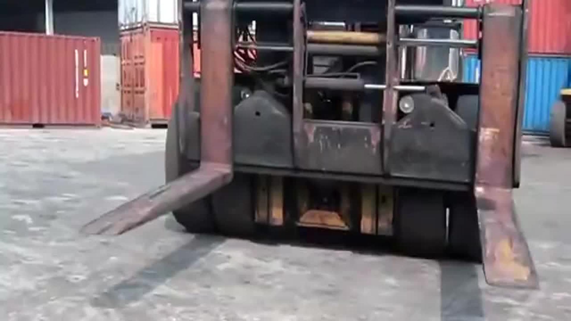 超神牛人操作叉车将硬币丢进一个小小的瓶口
