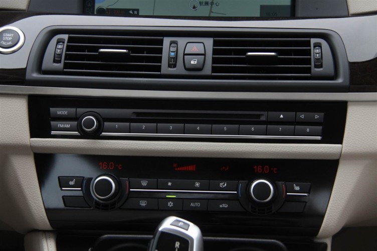 2011款 宝马5系 528li 豪华型 中控台正面