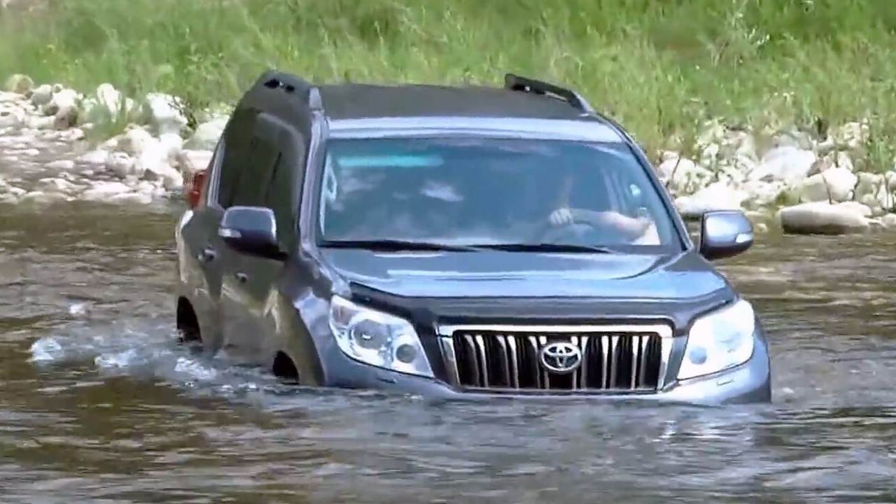 涉水性能考验丰田普拉多溪流冒险前行