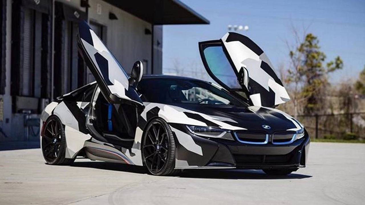 性能小怪兽宝马i8改装霸气钢琴黑轮毂