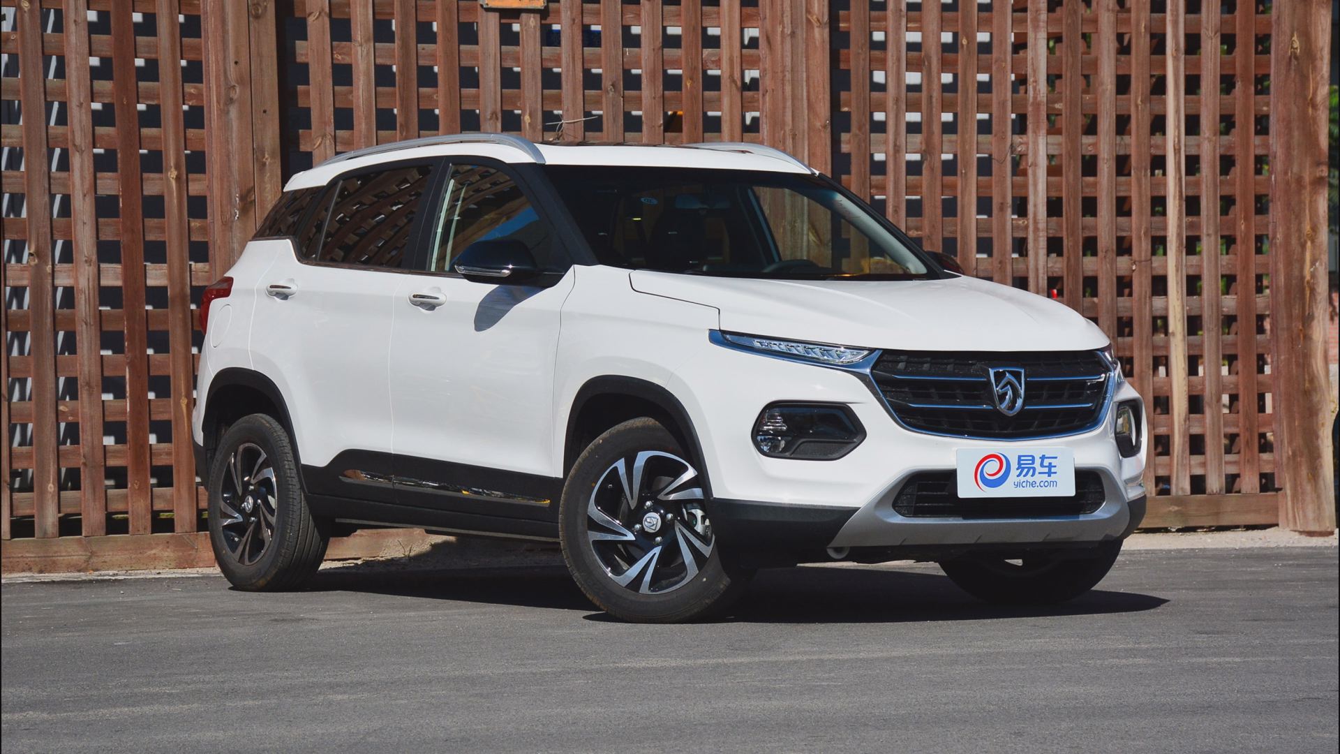 2017款宝骏51015l自动豪华版