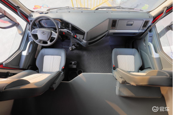 "车队司机跟我反映,车的操纵很轻便,离合换挡操作起来很舒服,驾驶室