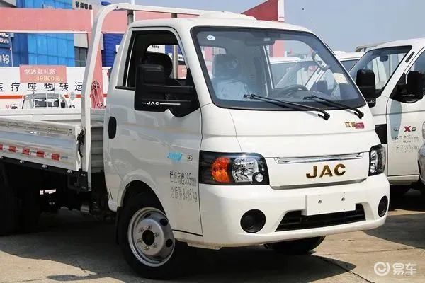 外观:小巧灵活 颜值出众随着蓝牌新规政策的推进,不合规的轻卡将成为