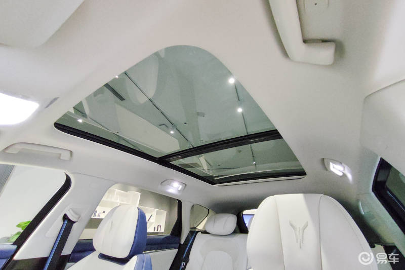 受限于底盘电池组的厚度,车内垂直高度有限,传统的天窗机构对于后排