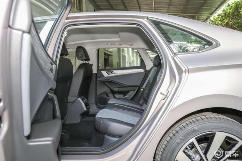 速腾的后排空间确实挺宽敞的,以我180cm的身高为例,前排是我的驾驶