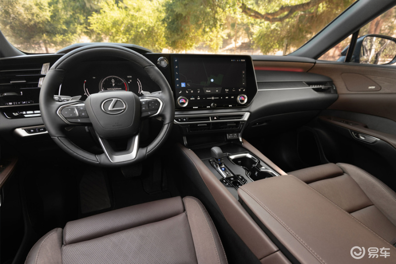 内饰方面,全新雷克萨斯rx配备了全液晶仪表盘与一块14英寸触控式中控