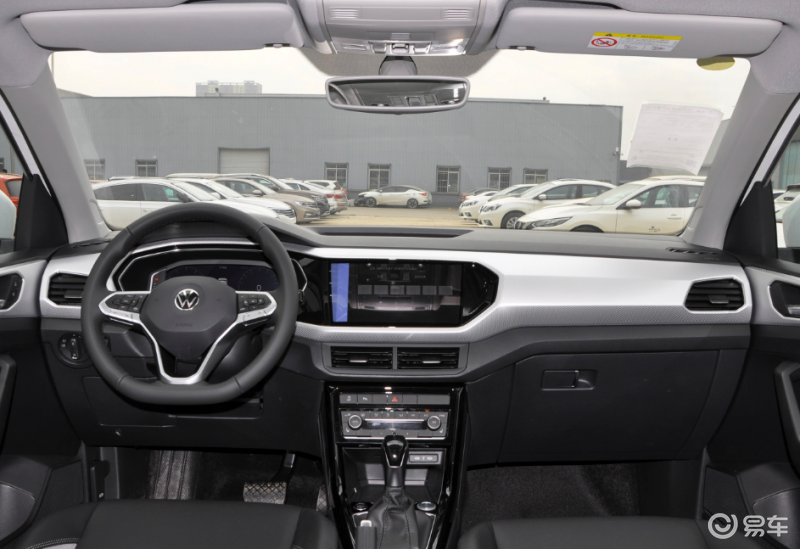 外加中控台上一些银色镀铬装饰条搭配,相较于23款途铠来说,探影的内饰