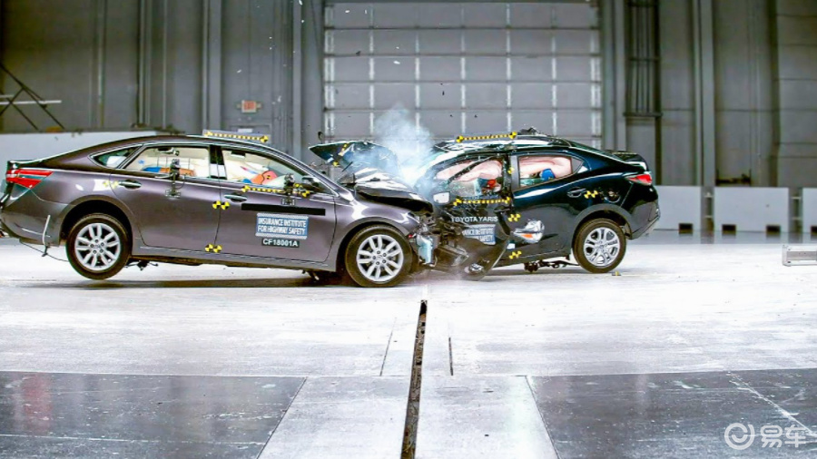 汽车碰撞测试撞车图片