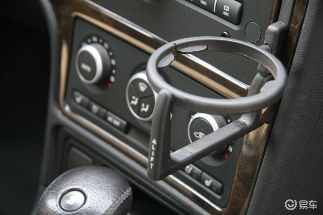 2006款 萨博9-5(进口) aero 2.3ts 前排水杯架