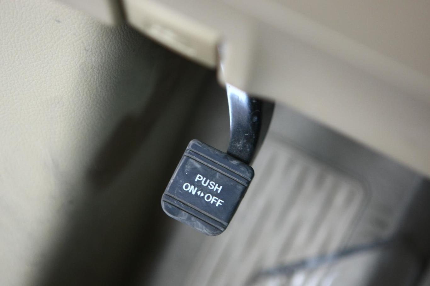 汉兰达2.7l 至尊版驻车制动踏板