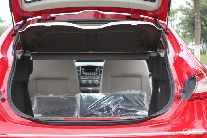 6mt精英型奇瑞a3两厢空间