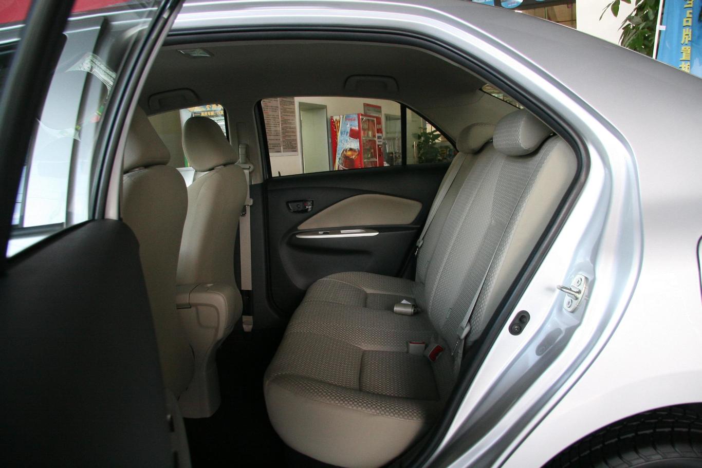 i 标准版 at后排空间体验