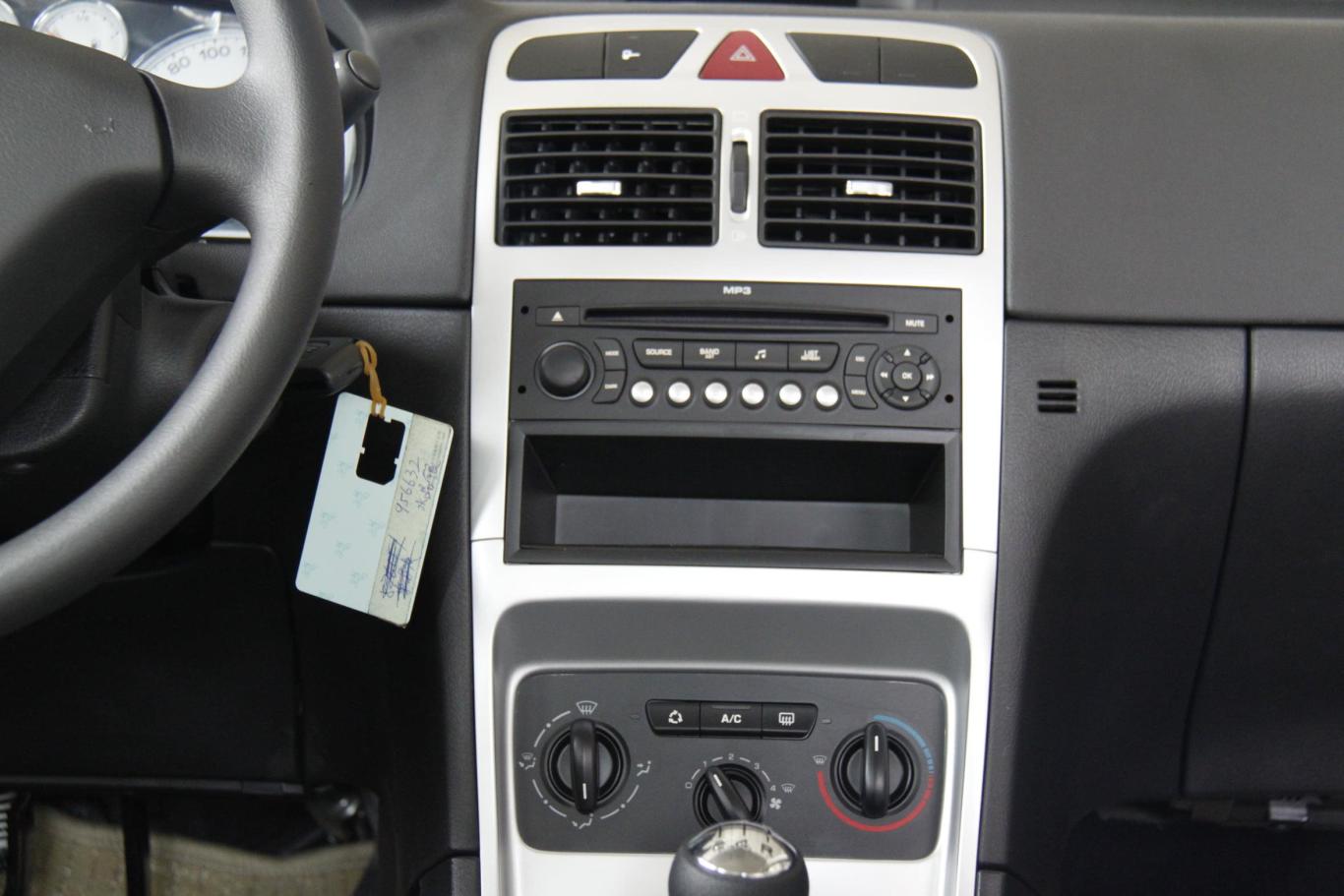 标致307三厢 舒适版2.0 自动中控台整体