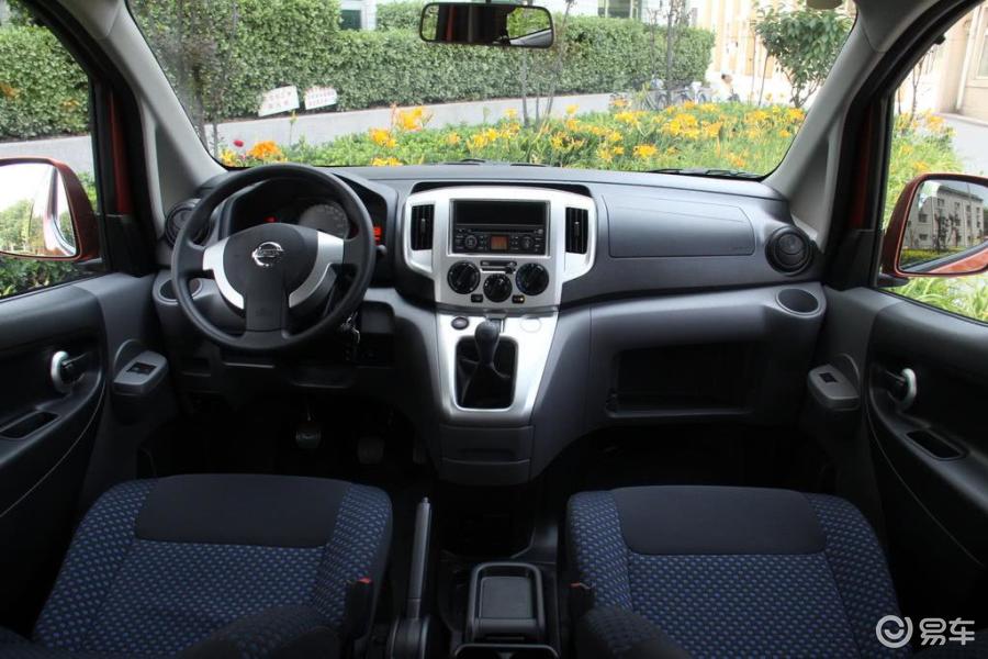 【日产nv2002010款zn6441v1a4(国iv obd)尊贵型内饰全景正拍汽车图片