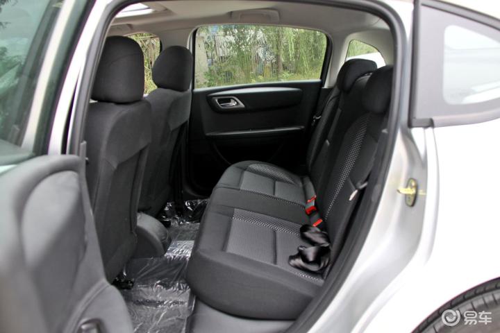 世嘉三厢 2.0l自动挡 锐尚型后排空间