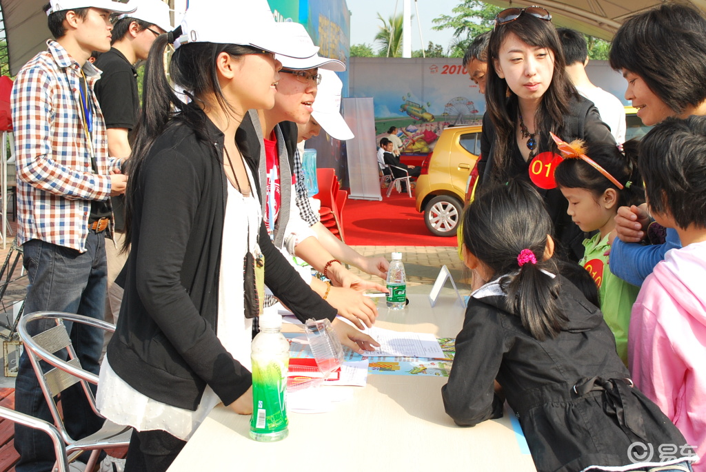 报名踊跃的小朋(10/11)