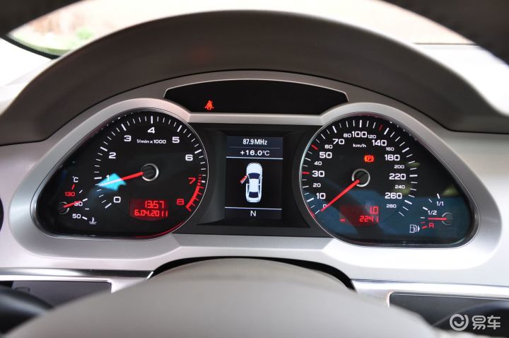 奥迪a6l 2.0 tfsi 舒适型(自动)仪表