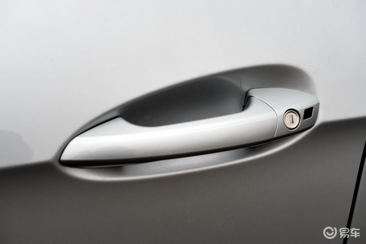 2011款 奔驰e级 e 200 l cgi 优雅型 车门外拉手