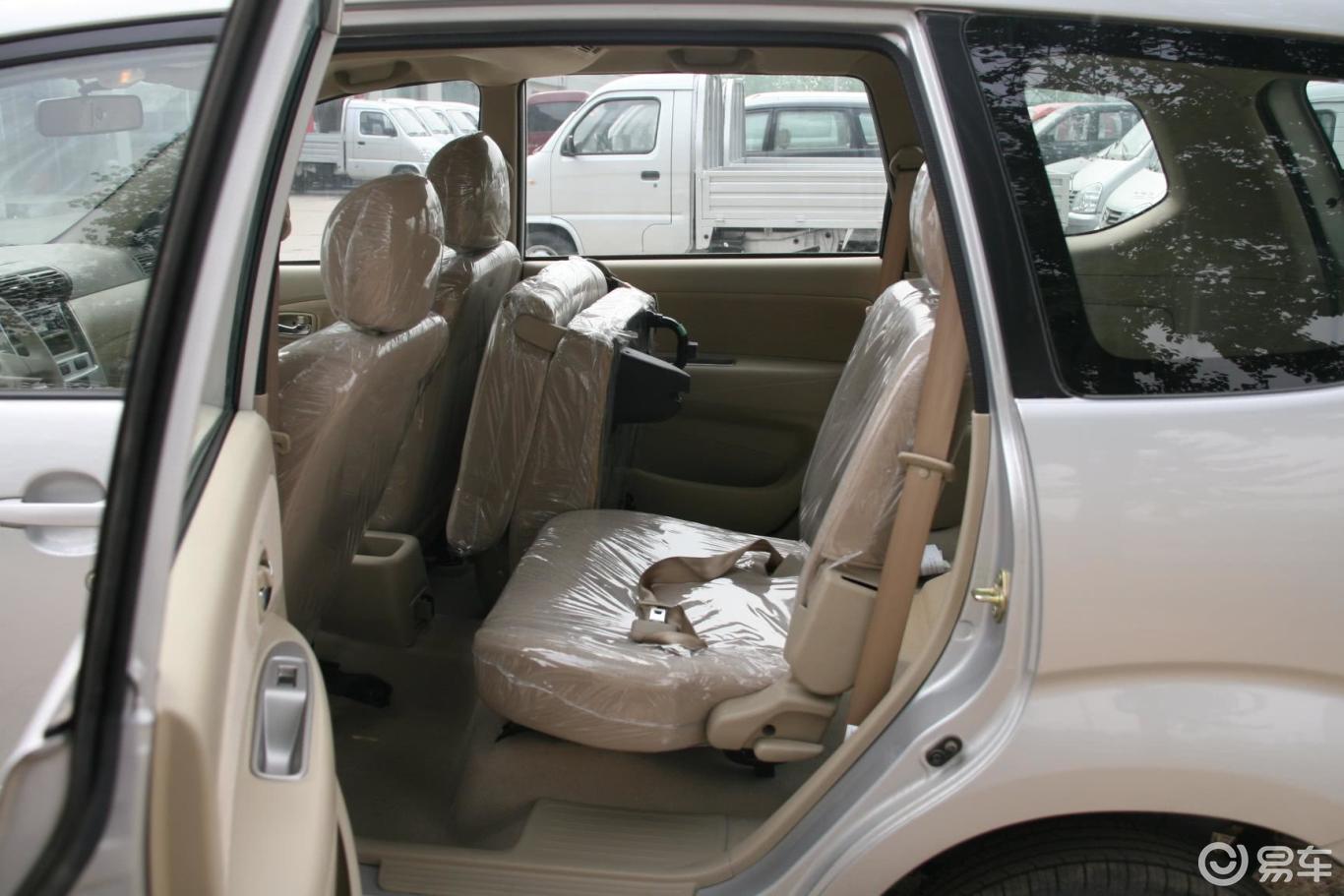 森雅m80 1.5舒适型 5座 空间