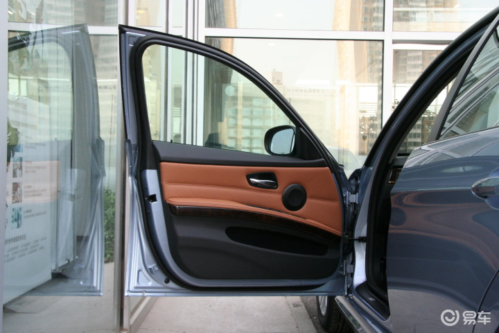 2011款 宝马3系 320i 时尚型 驾驶员侧车门内门板