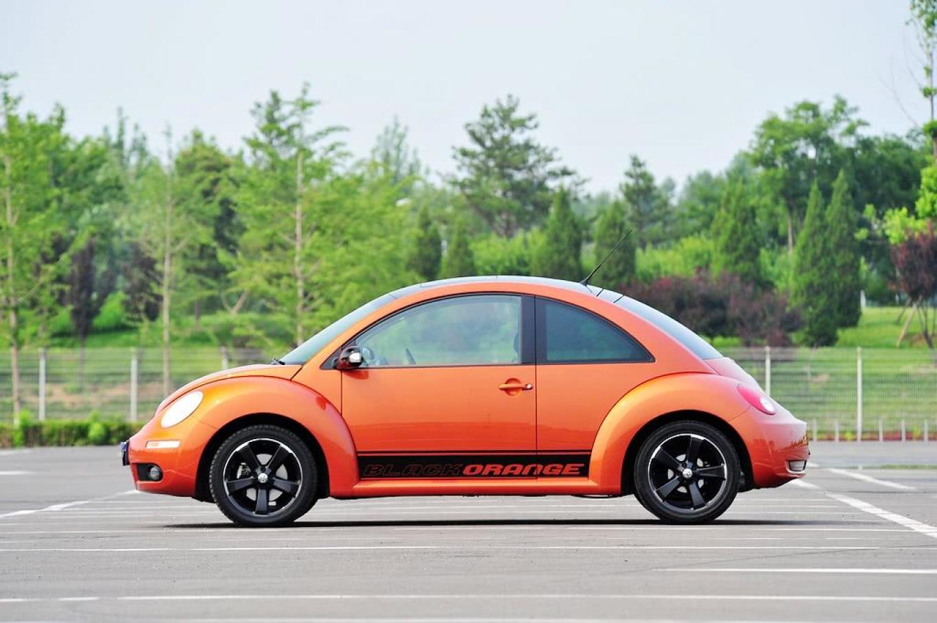 甲壳虫墨橘版 1.8t豪华版正侧车头向左水平