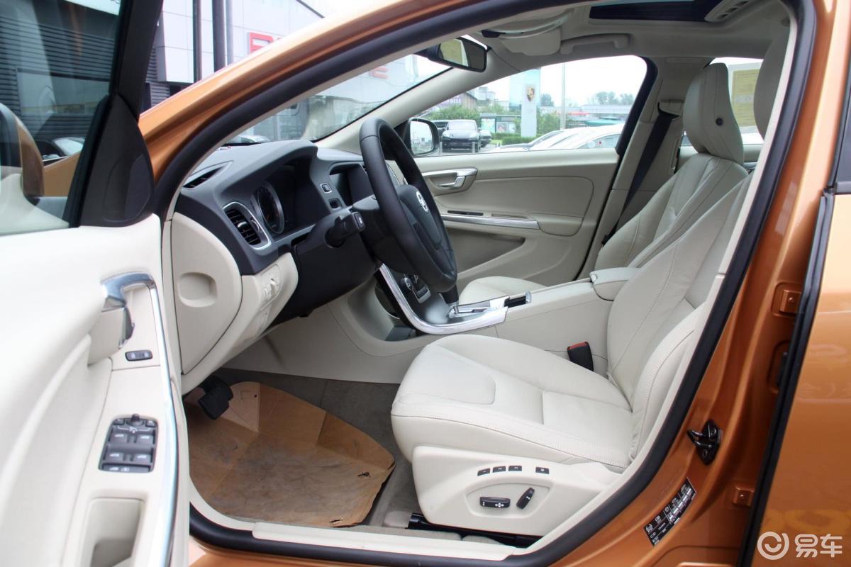 2012款 沃尔沃s60(进口) 1.6t 双离合 drive舒适版 前排空间
