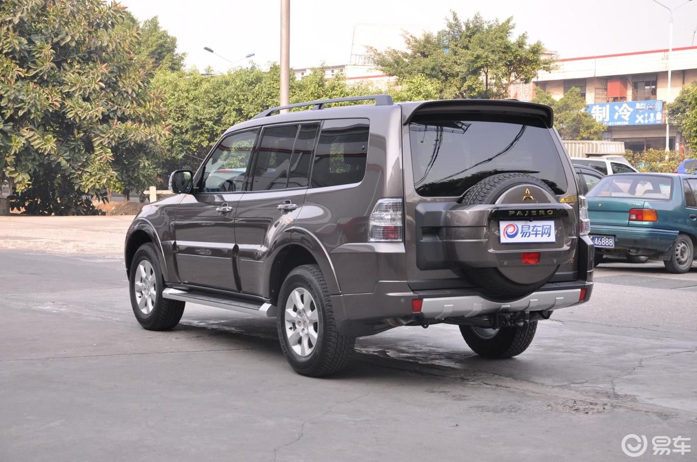 帕杰罗外观-棕褐金属色