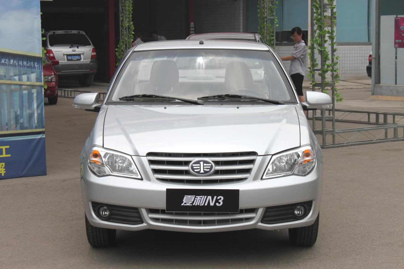 夏利n3  三厢 1.0l 手动 舒适型 tj7102cue4正前水平