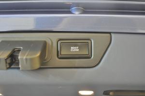 车内行李箱锁定键