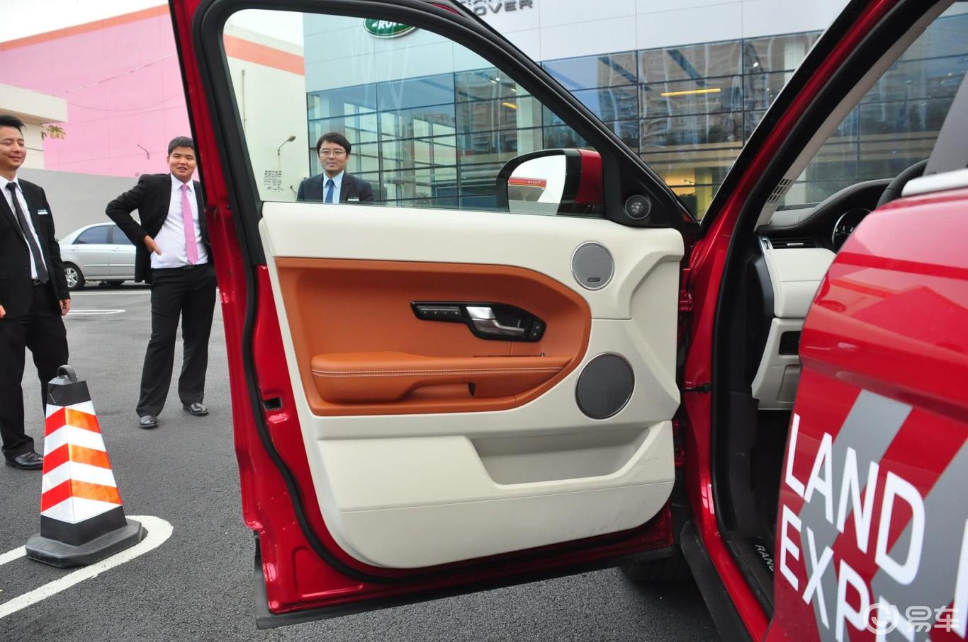 驾驶员侧车门内门板