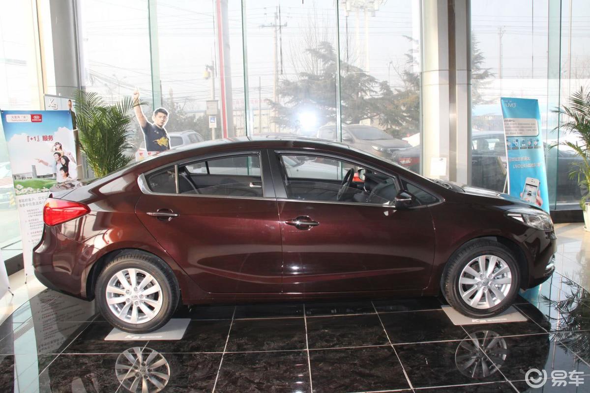 起亚k3外观-暗樱红