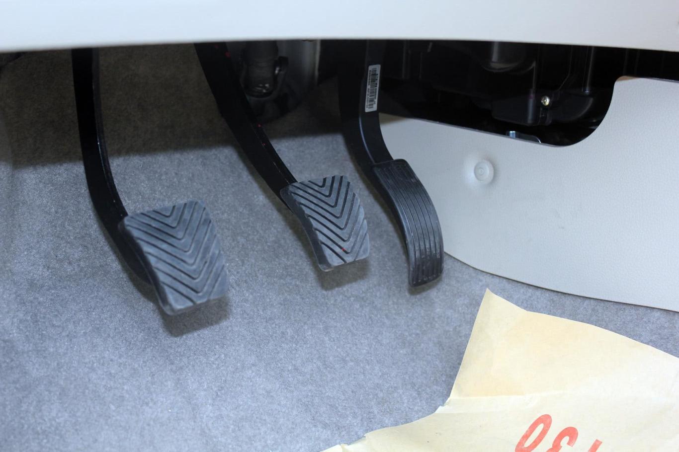 v5菱致1.5l 手动 舒适型脚踏板