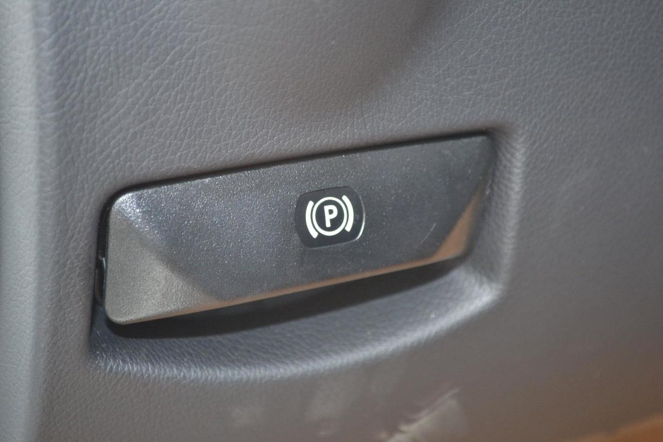 【奔驰c级(进口)c180 轿跑版驻车制动(手刹,电子,脚刹)图片-汽车图片