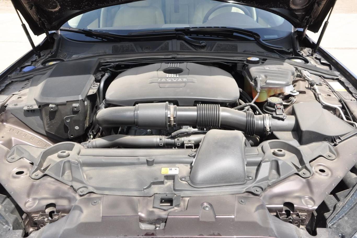 捷豹xf2.0t 豪华版发动机