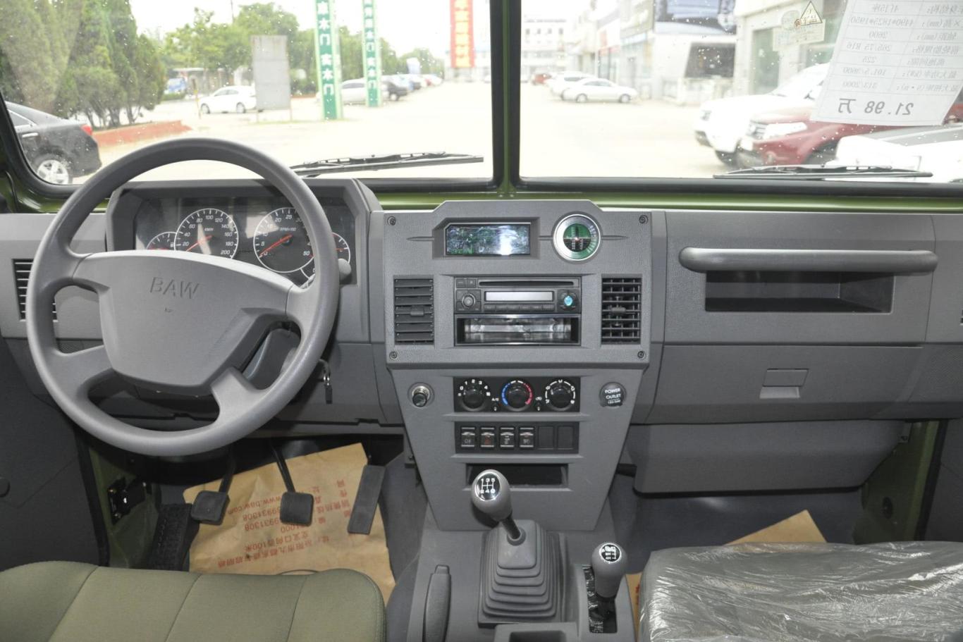 勇士皮卡3.0t 柴油版短轴 5座乘用车 五门内饰