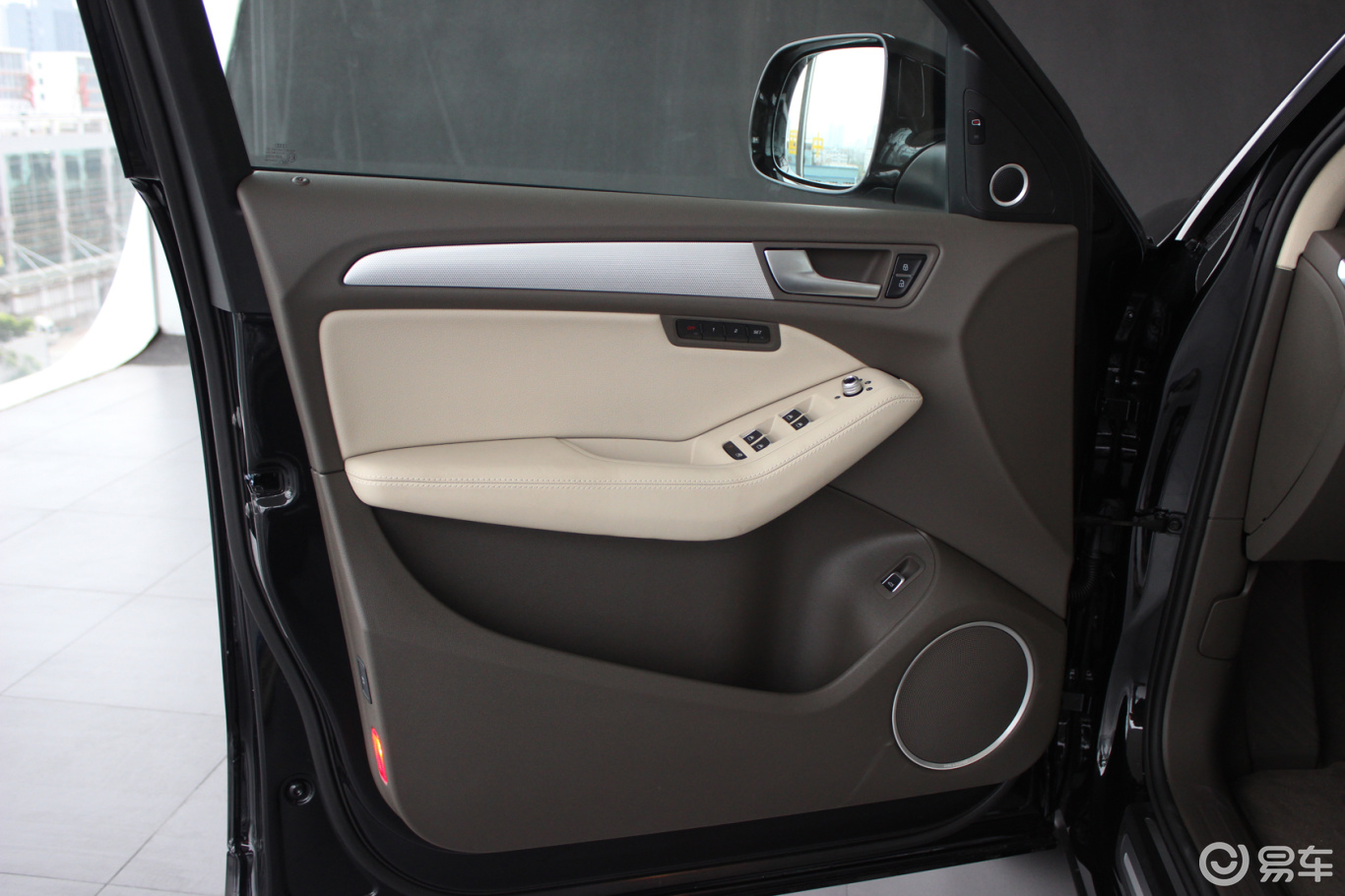 驾驶员侧车门内门板