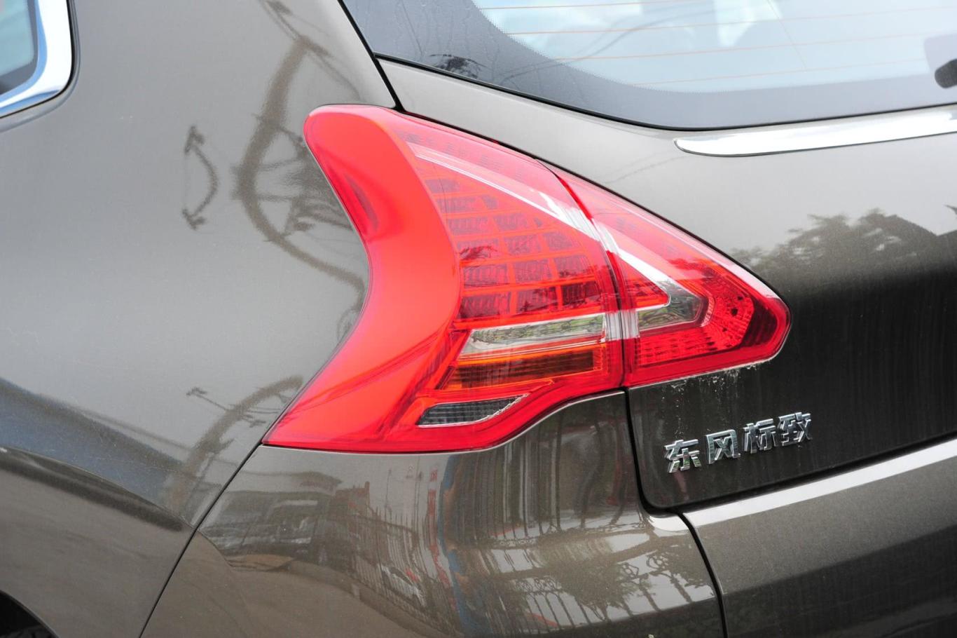标致30081.6thp 自动 至尚版尾灯侧45度俯拍