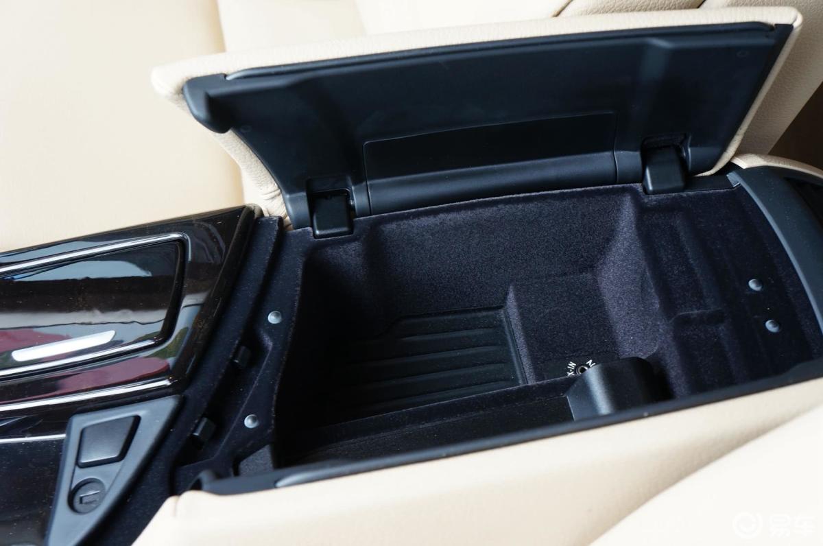 【宝马5系(进口)2011款530i旅行车前排中央扶手箱空间汽车图片-汽车