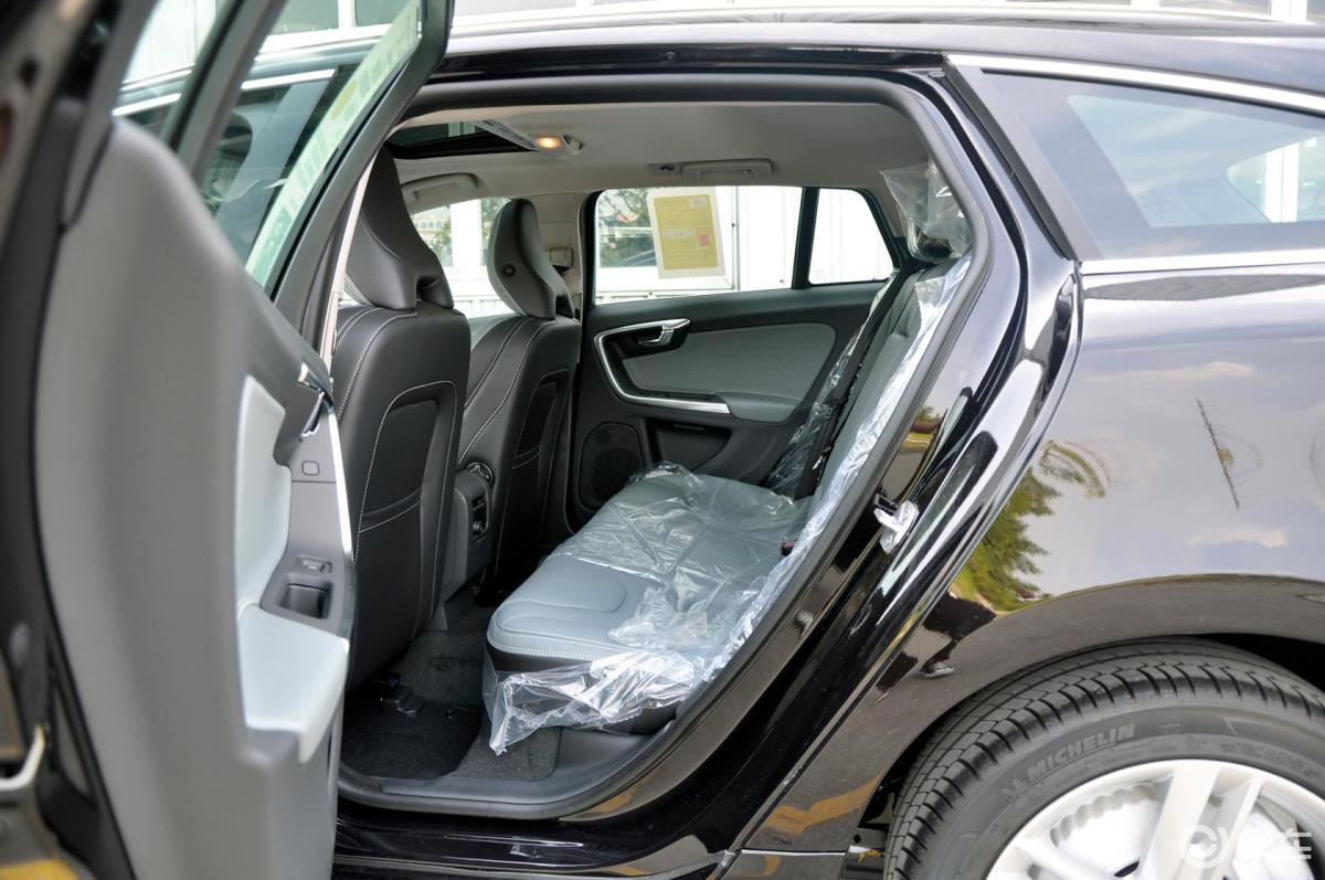 【沃尔沃v602014款t5 智雅版后排空间体验汽车图片-汽车图片大全】