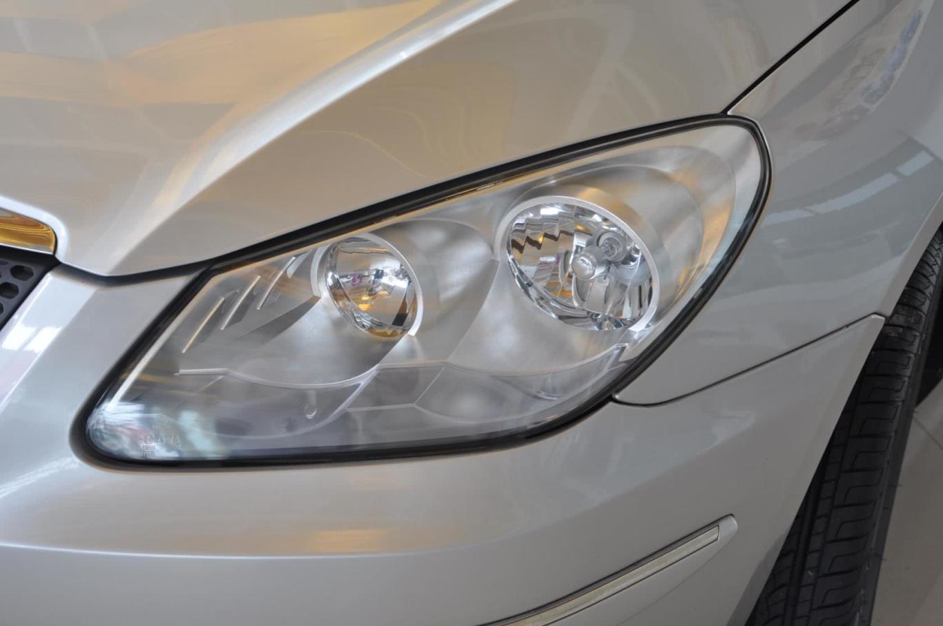 奇瑞a3两厢 1.6l 手动 进取型大灯侧45度俯拍