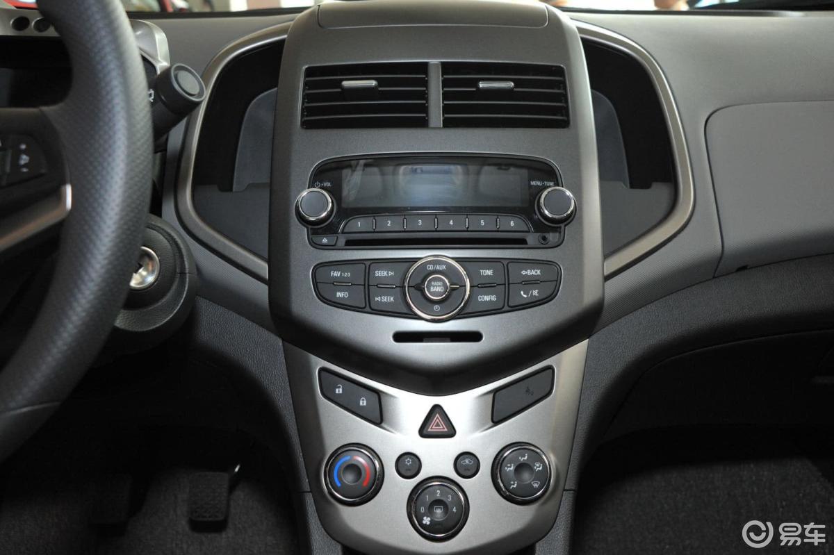 【爱唯欧2011款两厢 1.